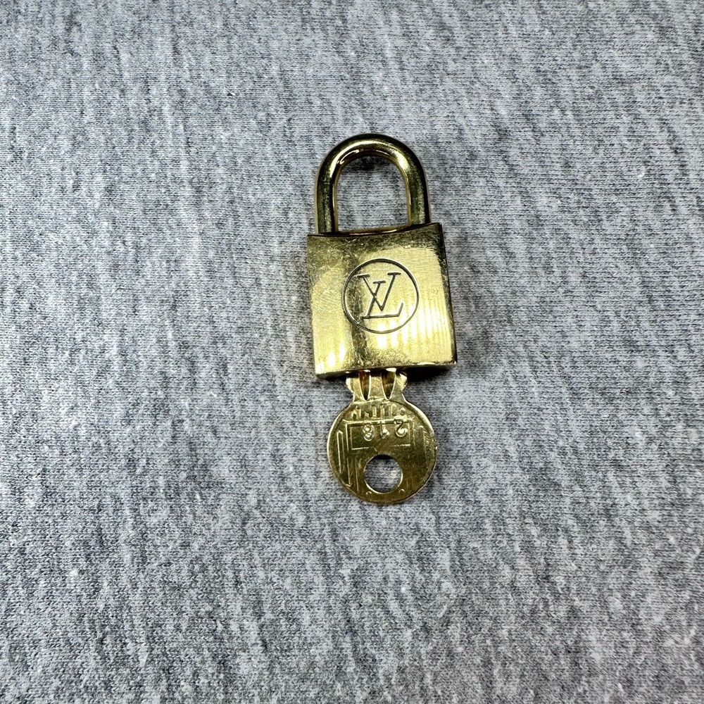 AUTHENTIC LOUIS VUITTON LOCK AND KEY #218